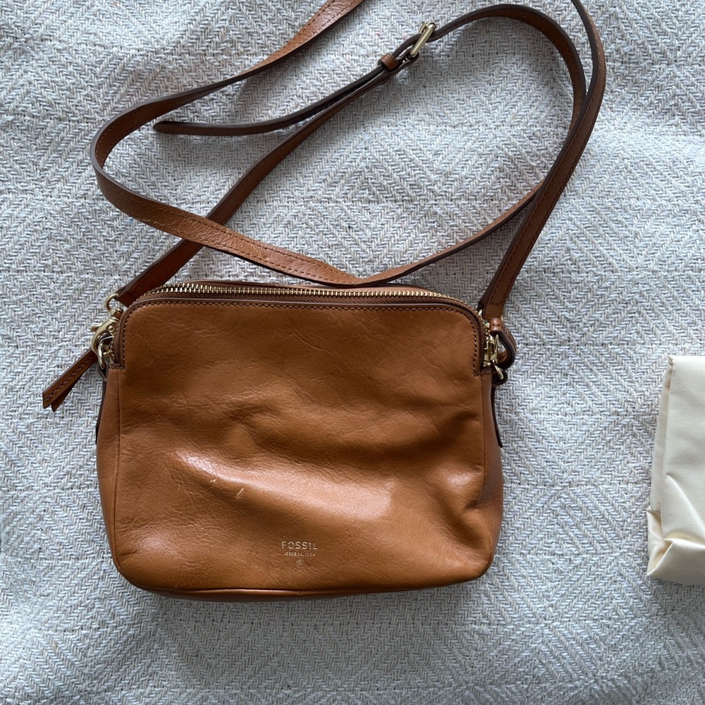 Fossil Tan Leather Crossbody Bag with Adjustable Strap